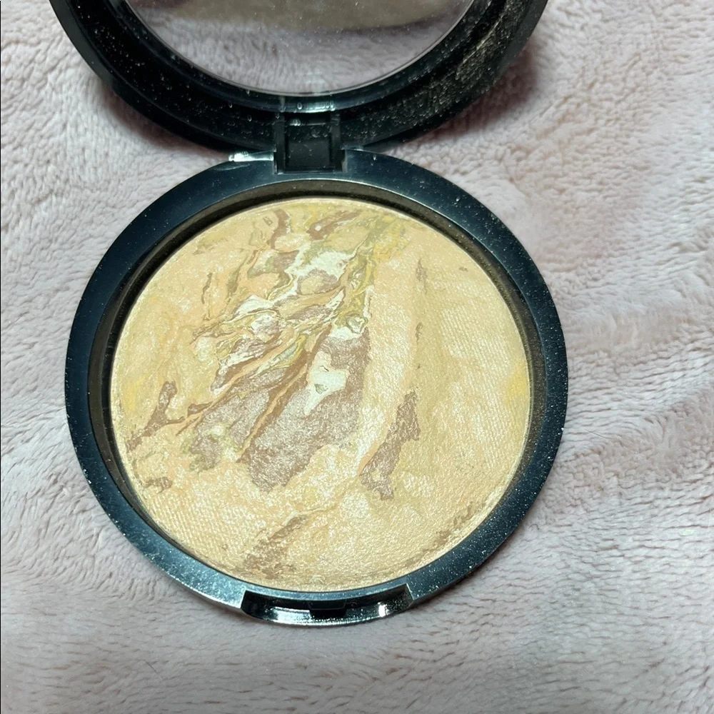 Laura Geller Baked Balance-N-Glow Illuminating Foundation - Light
